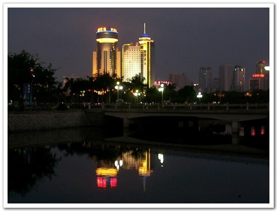 广场夜景