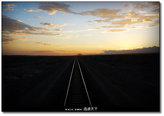 夕阳下的戈壁滩上的铁路