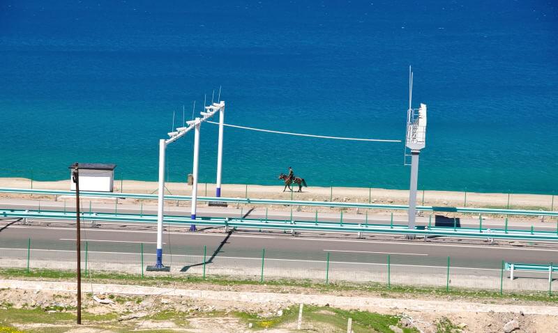 湖边的公路