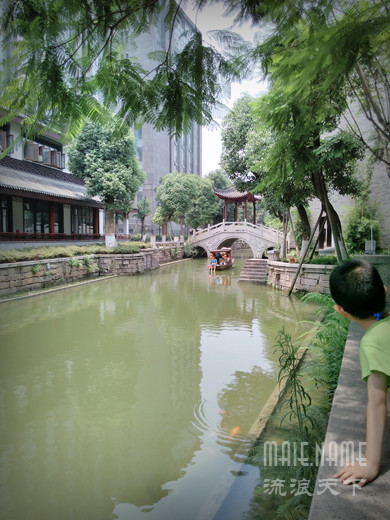 龙潭水乡之河道乌篷船