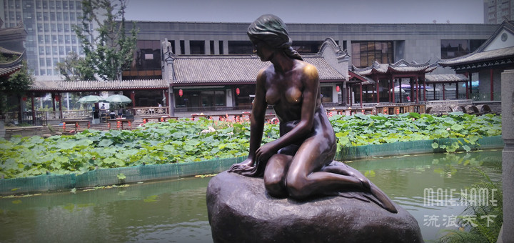 龙潭水乡之荷塘月色旁边的美人