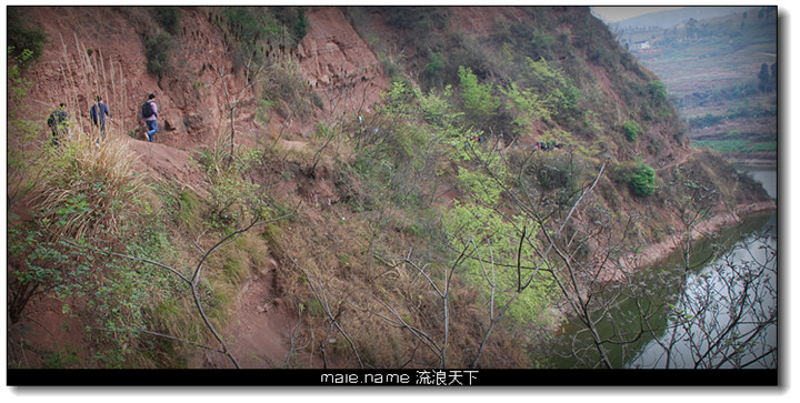 宝狮湖边的山路