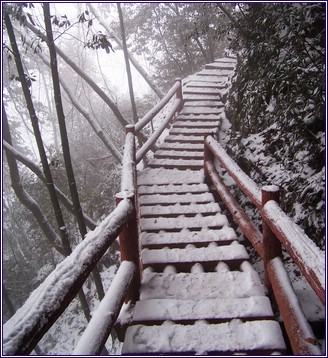 雪满栈道