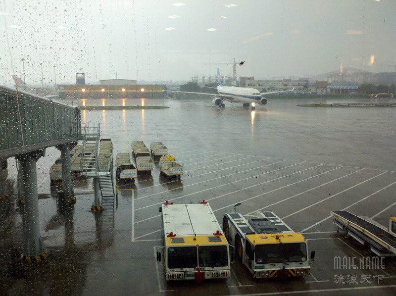 下雨的机场