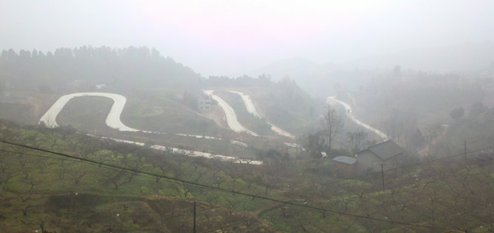 雾霾中犹如赛道一样的盘山公路